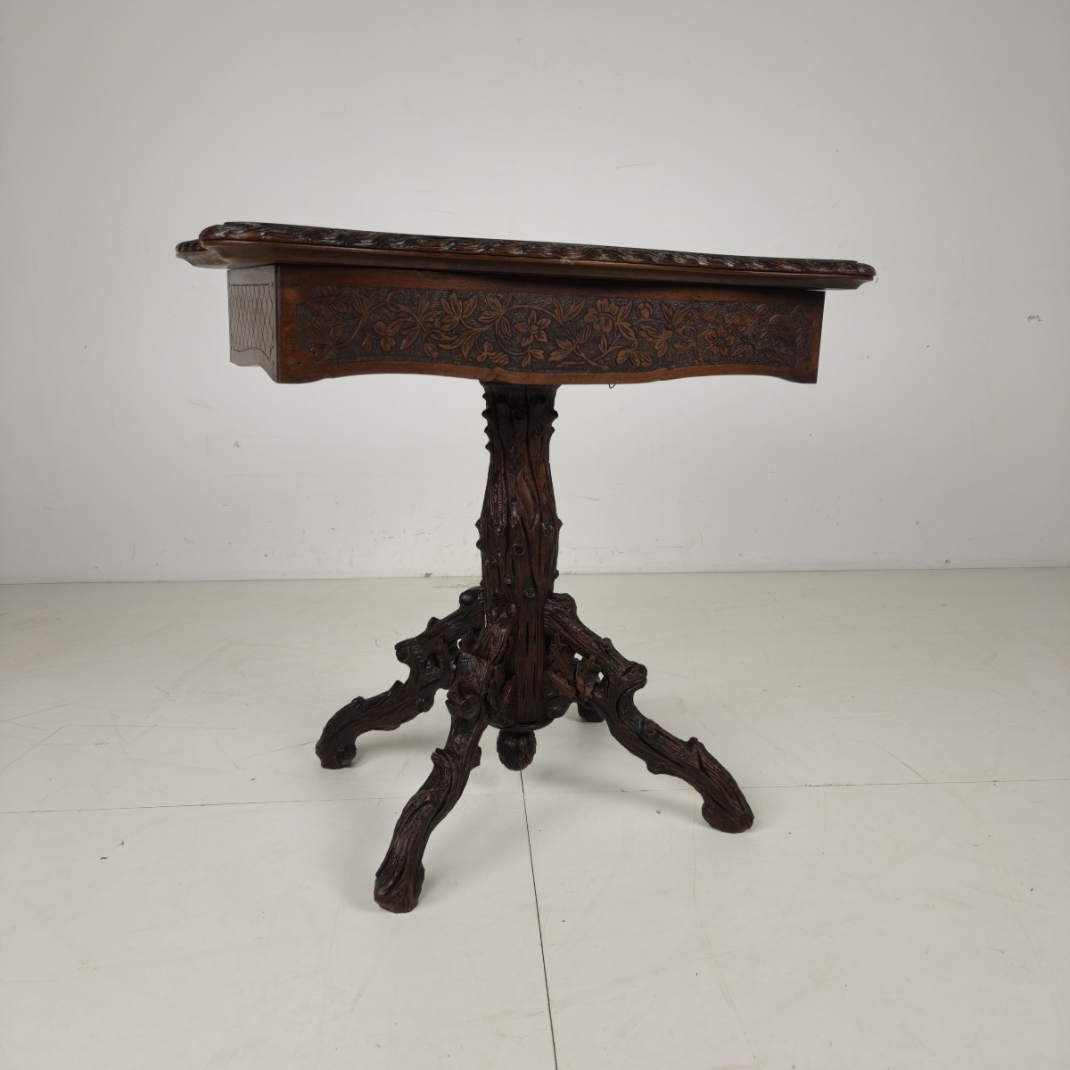 希少品FOREST HEROES Z table Proantic: Black Forest Game Table By Horrix - 1880