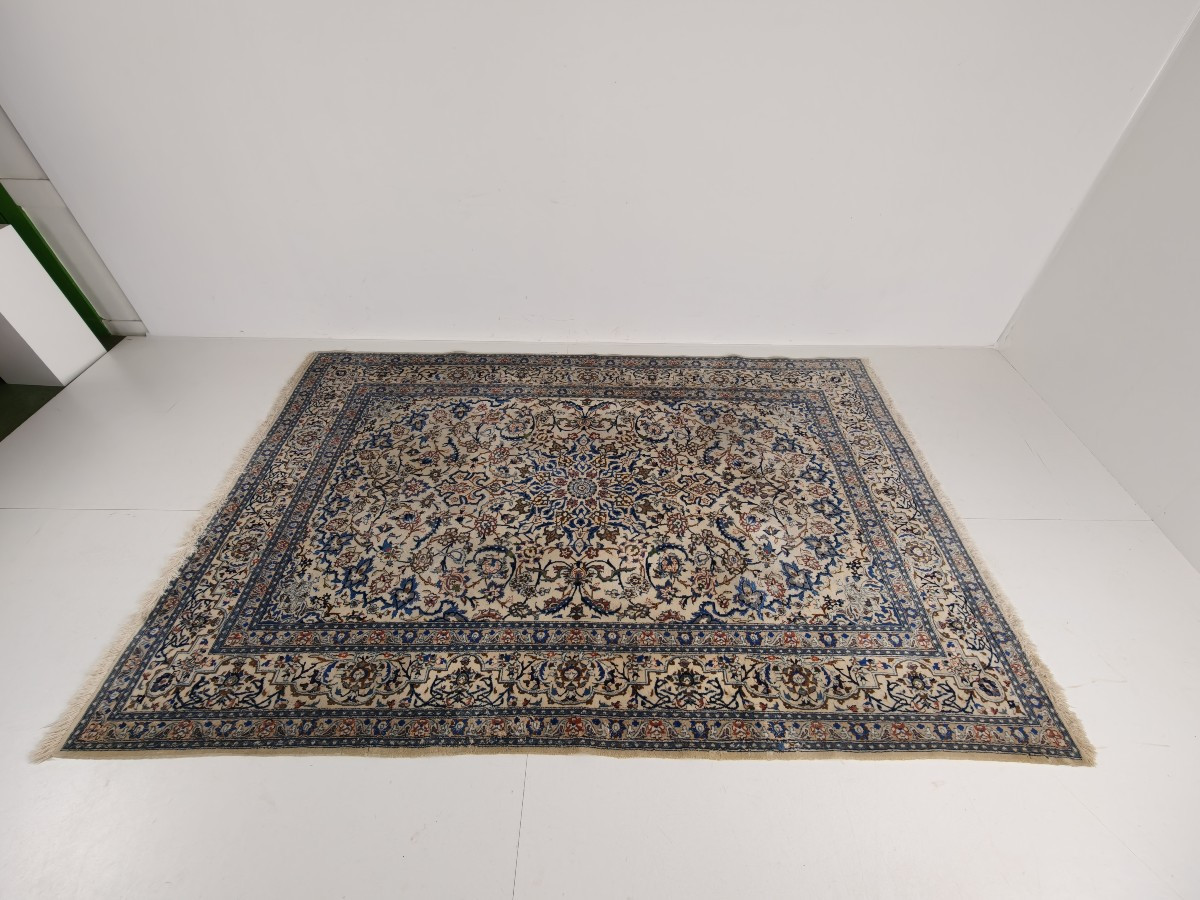 Hand-knotted Persian Nain Rug