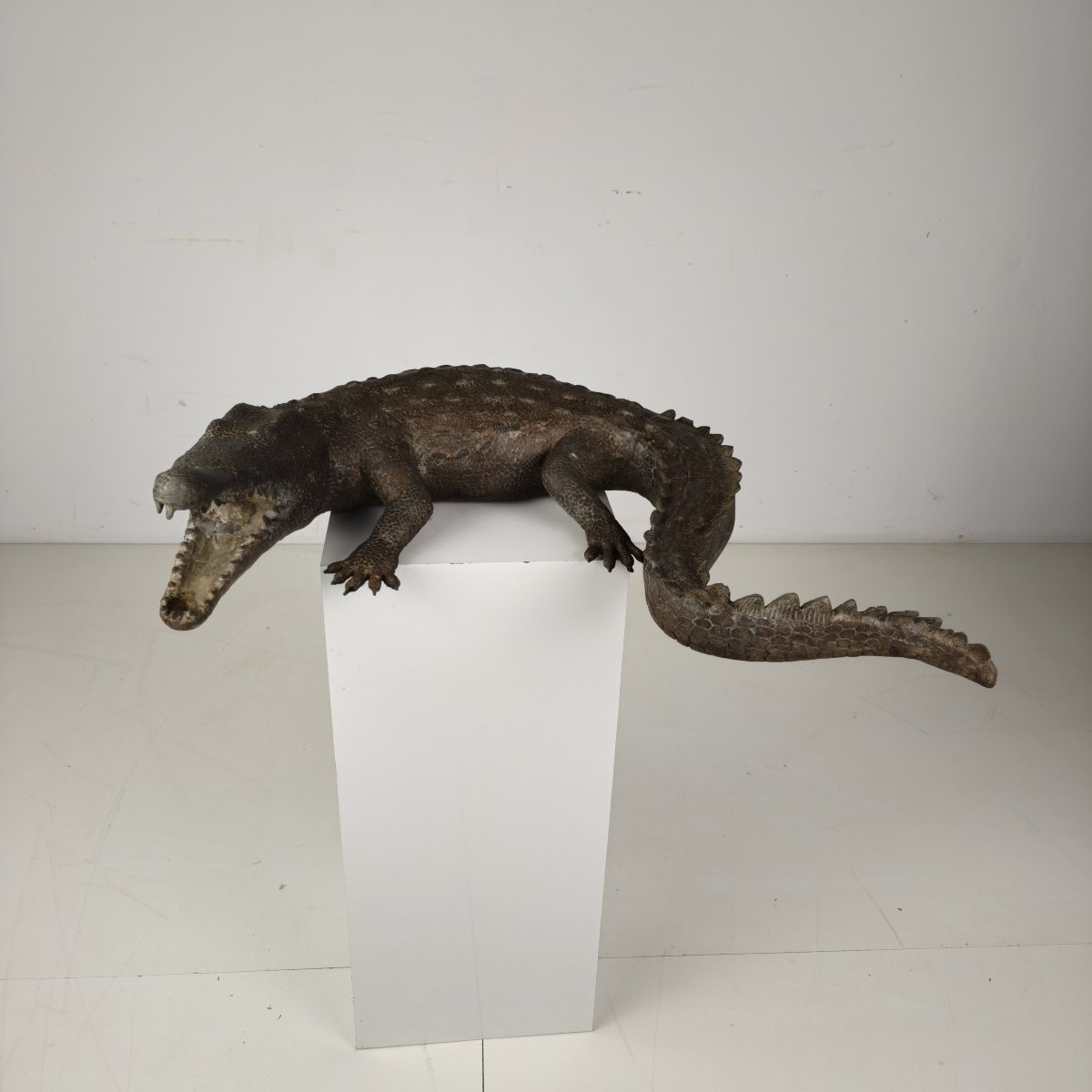 Sculpture monumentale en bronze d'un crocodile, datant du XXe siècle-photo-3