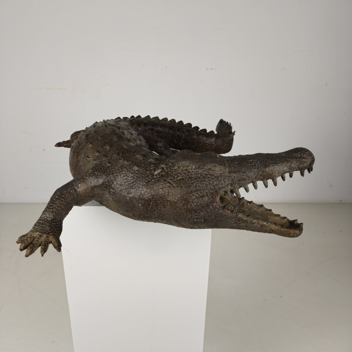 Sculpture monumentale en bronze d'un crocodile, datant du XXe siècle-photo-1