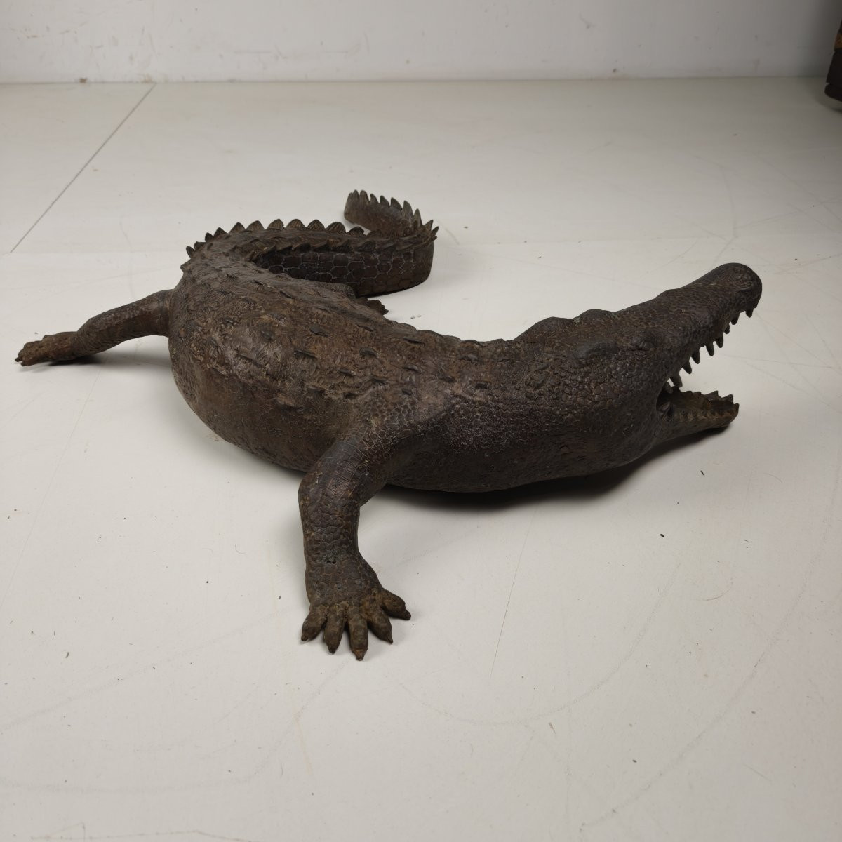 Sculpture monumentale en bronze d'un crocodile, datant du XXe siècle-photo-3