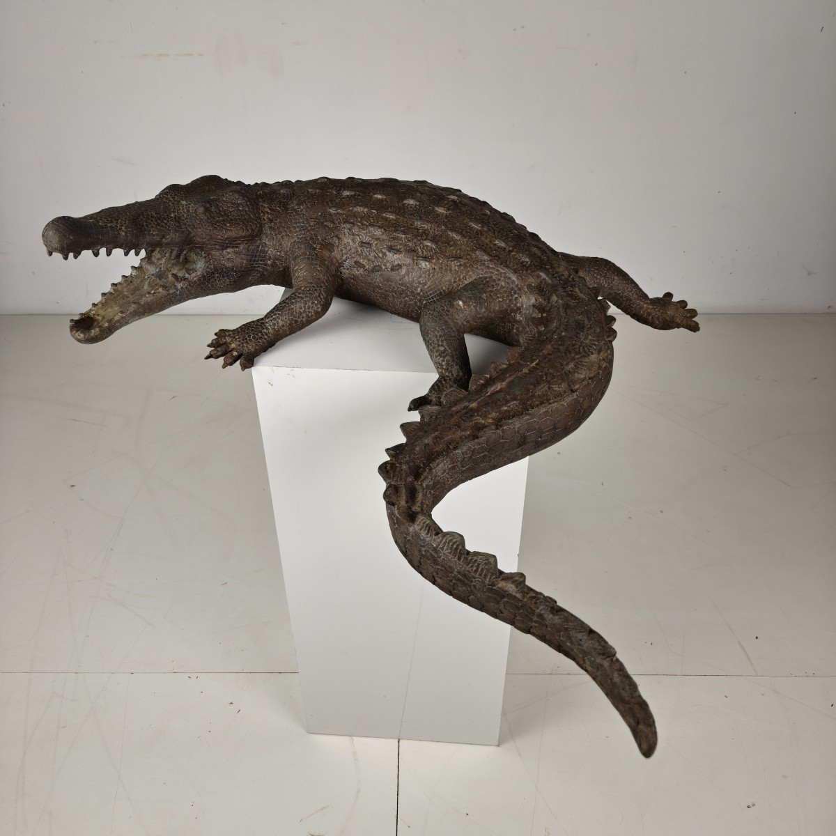 Sculpture monumentale en bronze d'un crocodile, datant du XXe siècle