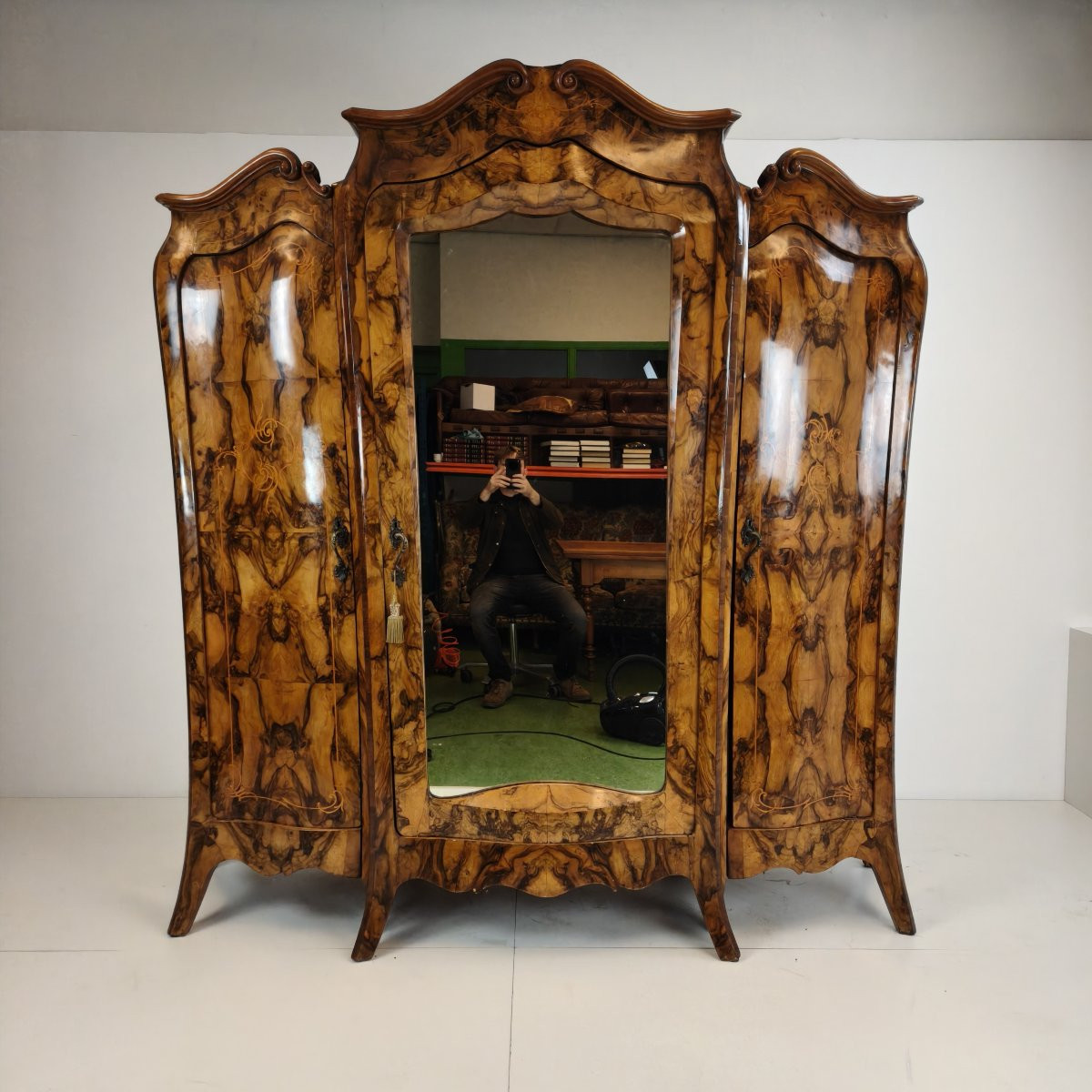 Grande Armoire / Armoire Italienne Antique – Ronce de Noyer, Forme Bombé-photo-2