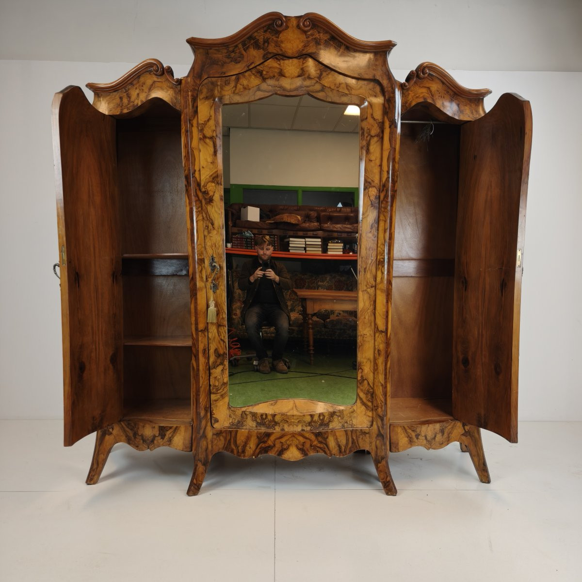 Grande Armoire / Armoire Italienne Antique – Ronce de Noyer, Forme Bombé-photo-3