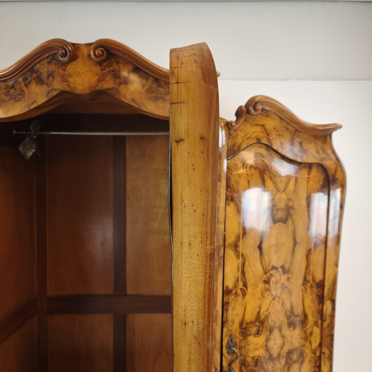 Grande Armoire / Armoire Italienne Antique – Ronce de Noyer, Forme Bombé-photo-4