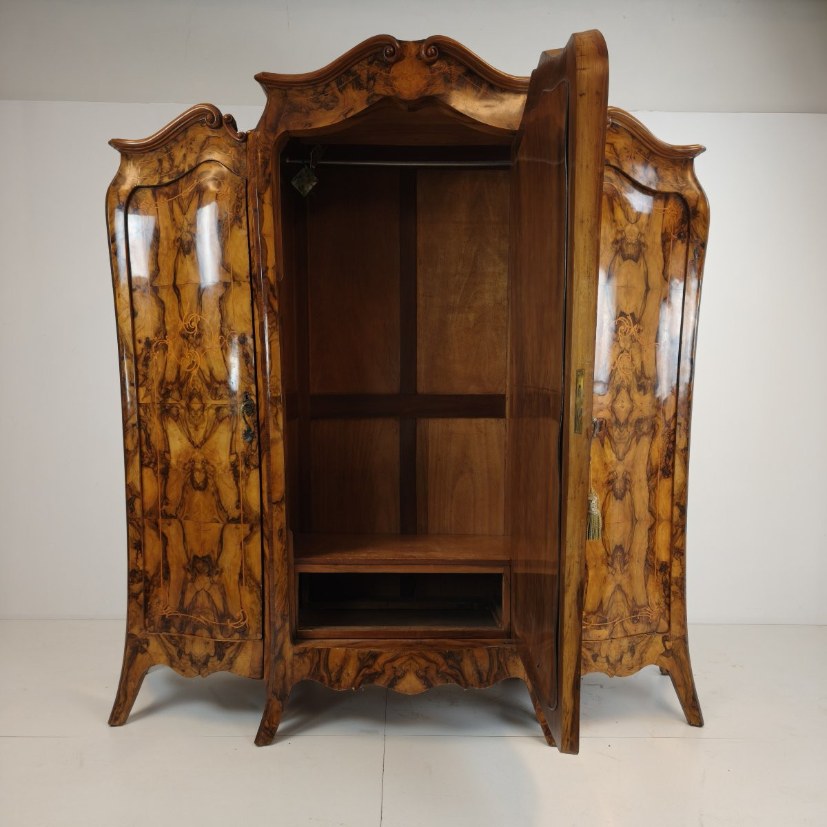 Grande Armoire / Armoire Italienne Antique – Ronce de Noyer, Forme Bombé-photo-3