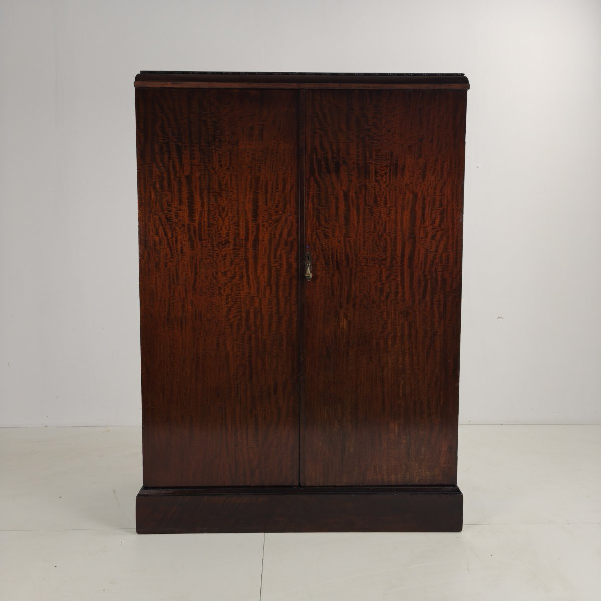 Armoire pour homme Compactom Ltd en acajou et chêne des années 1920-photo-1