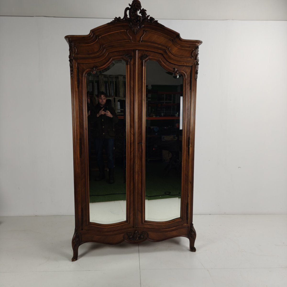 Armoire/penderie de style Louis XV français en bois sculpté avec portes miroir-photo-1