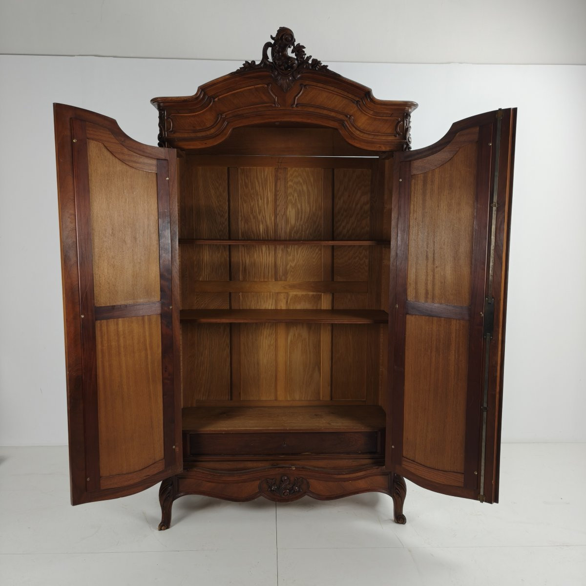 Armoire/penderie de style Louis XV français en bois sculpté avec portes miroir-photo-2