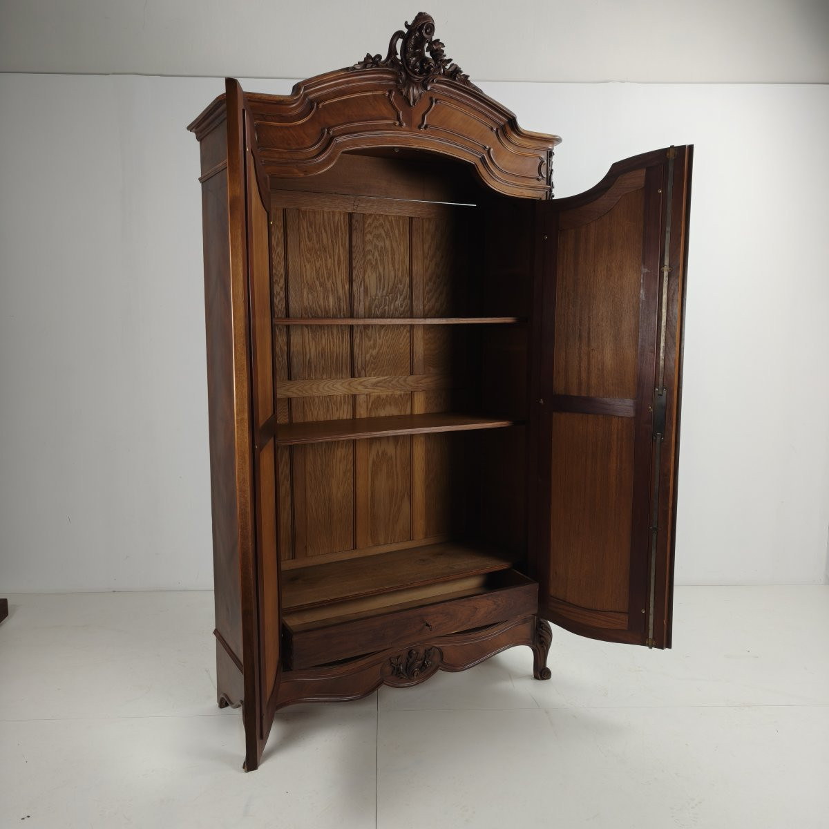 Armoire/penderie de style Louis XV français en bois sculpté avec portes miroir-photo-3