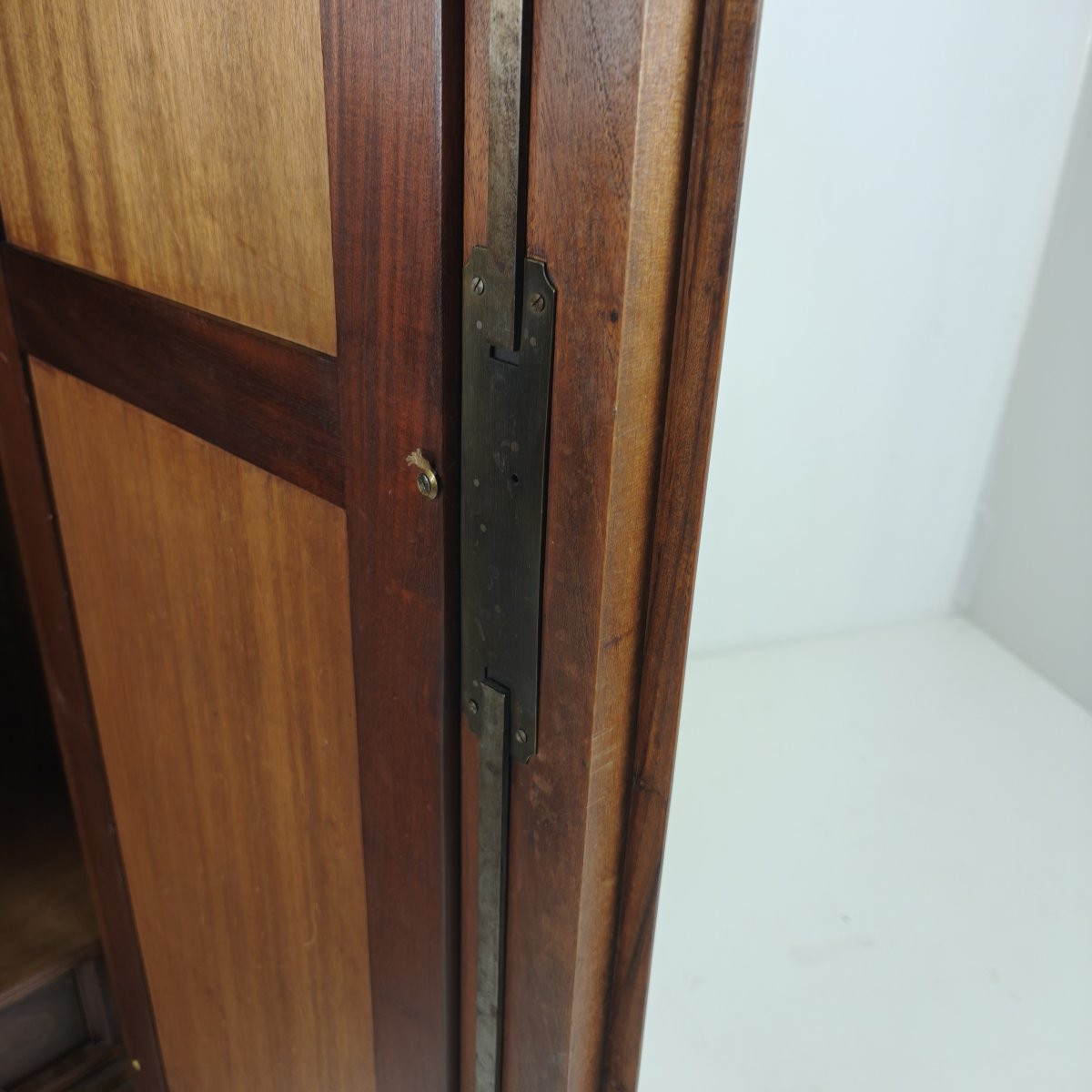 Armoire/penderie de style Louis XV français en bois sculpté avec portes miroir-photo-6