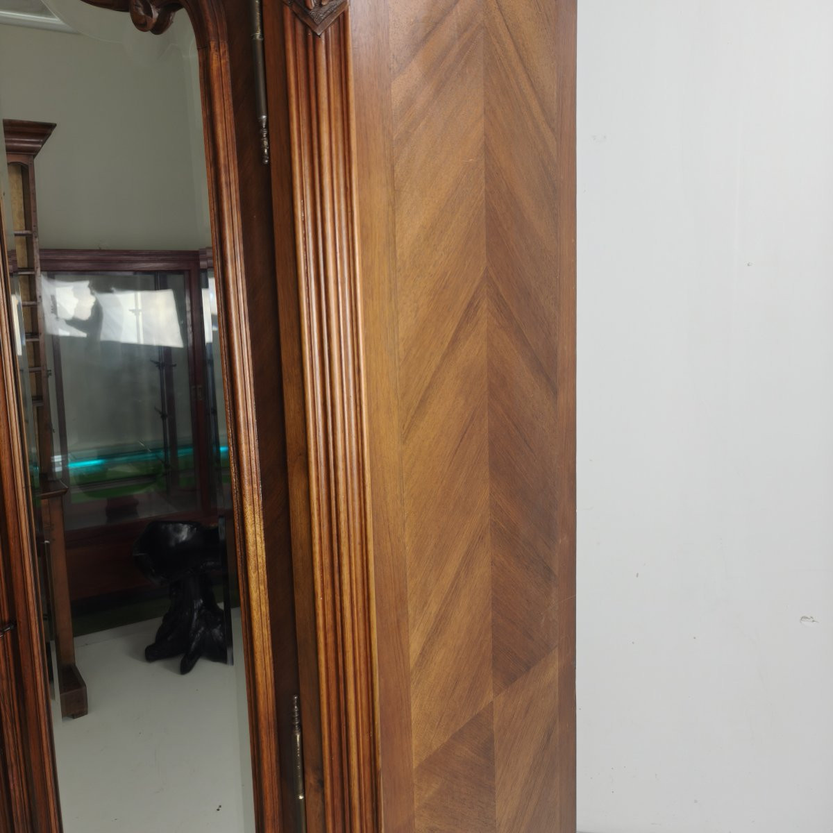 Armoire/penderie de style Louis XV français en bois sculpté avec portes miroir-photo-8