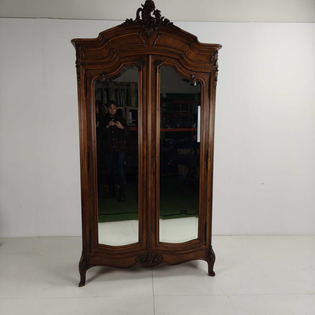 Armoire/penderie de style Louis XV français en bois sculpté avec portes miroir