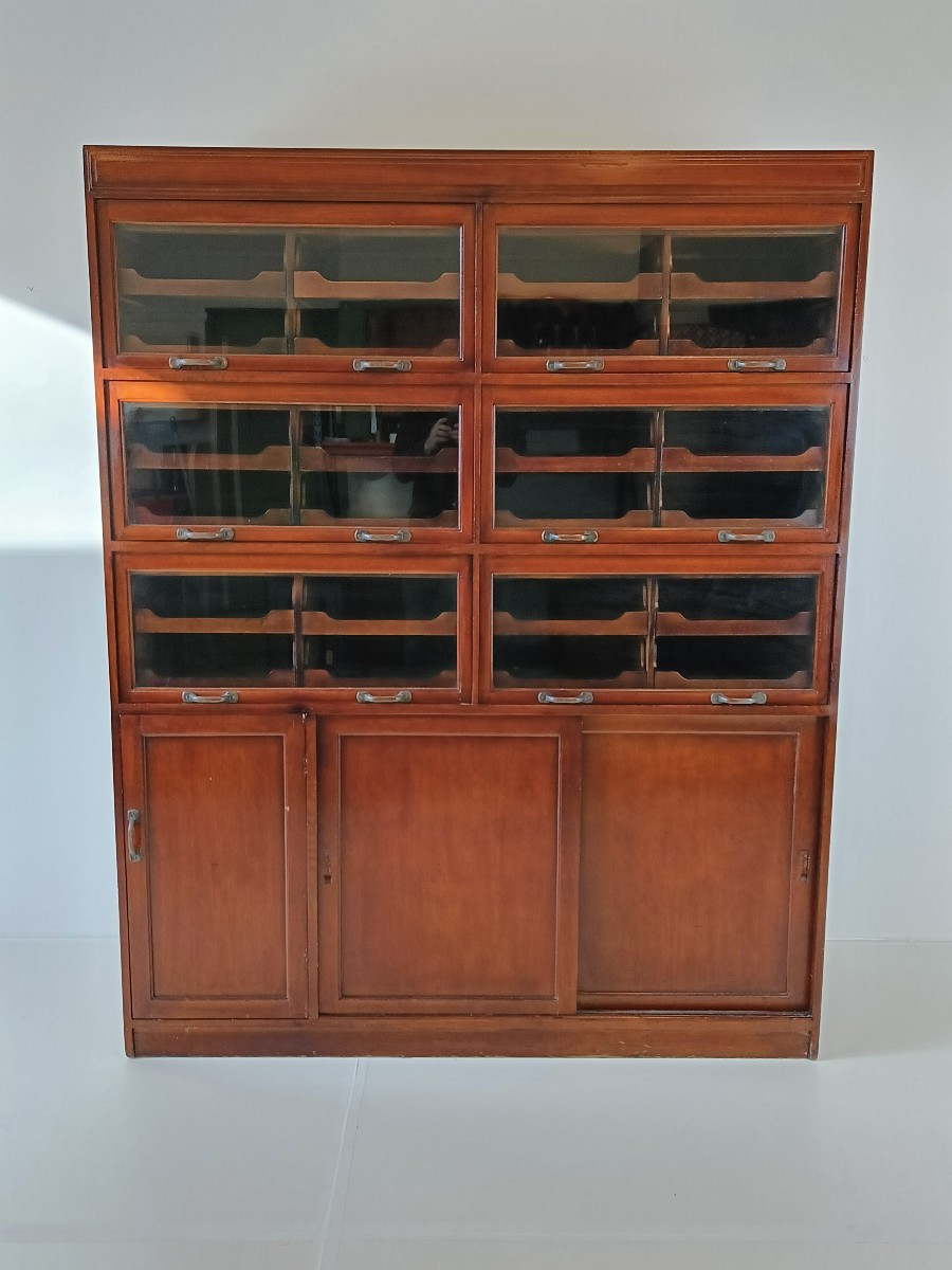 Vitrine anglaise en acajou, vers 1910
