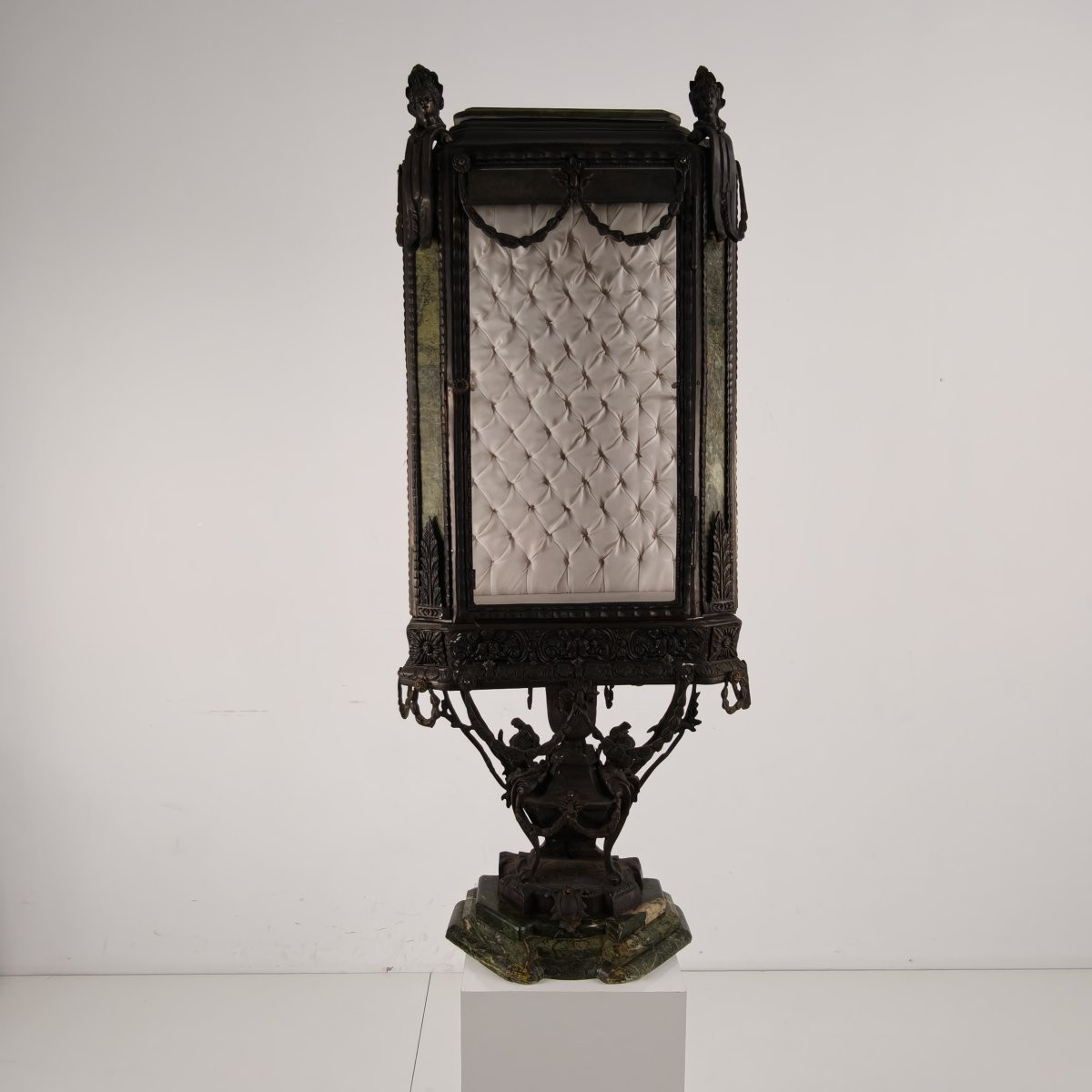 Vitrine de style Louis XIV continental en zinc moulé et marbre vert – Début du XXe siècle-photo-2