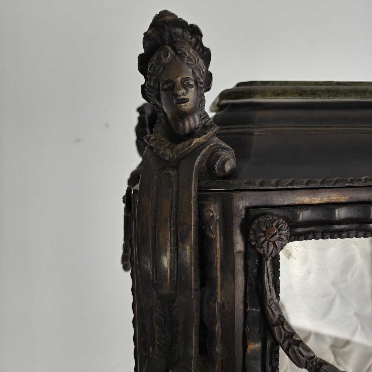 Vitrine de style Louis XIV continental en zinc moulé et marbre vert – Début du XXe siècle-photo-6