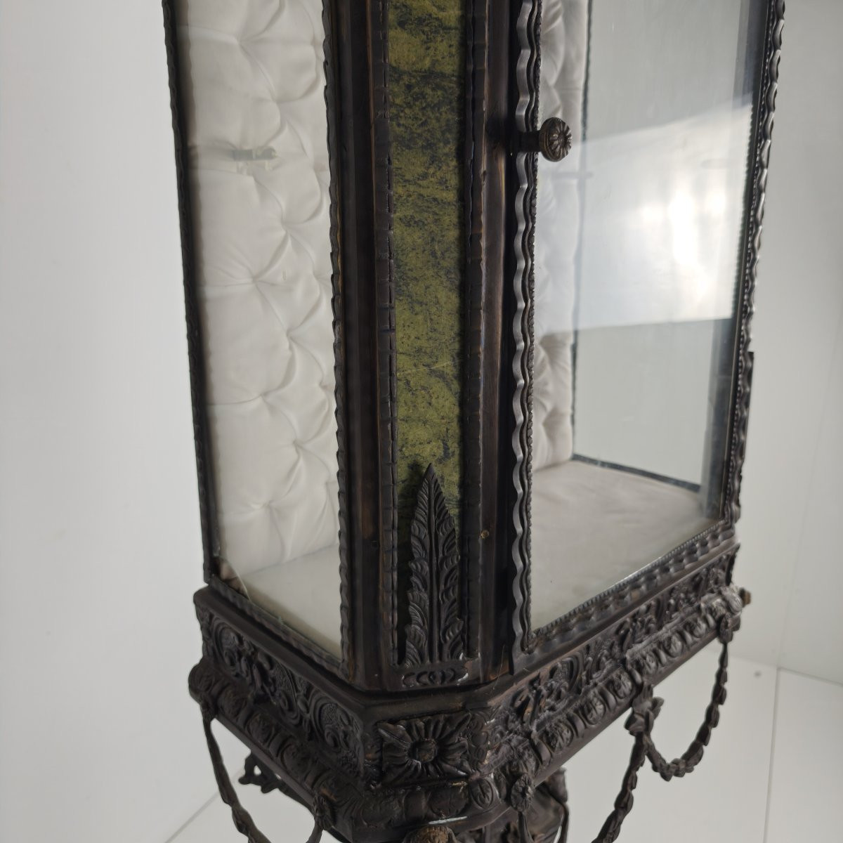 Vitrine de style Louis XIV continental en zinc moulé et marbre vert – Début du XXe siècle-photo-7