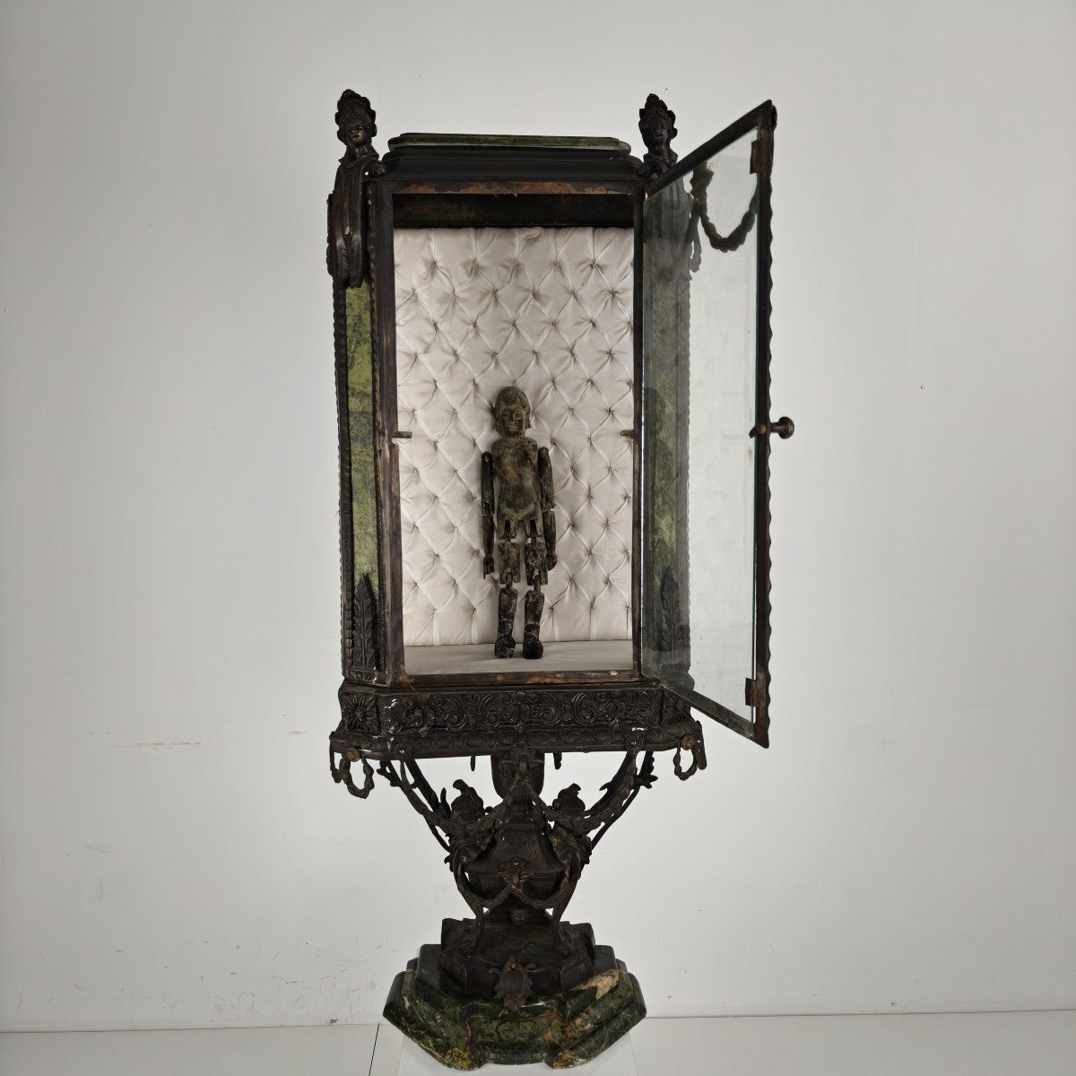 Vitrine de style Louis XIV continental en zinc moulé et marbre vert – Début du XXe siècle