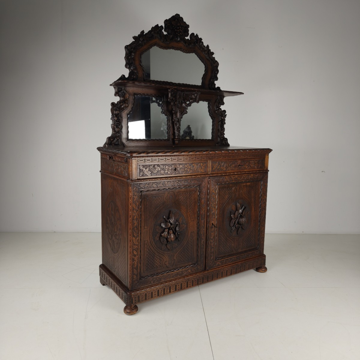 Buffet Horrix avec miroir – Style Forêt-Noire, par Horrix