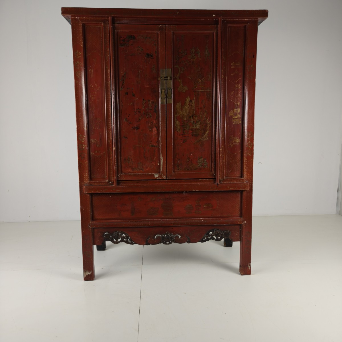 Cabinet ancien chinois en laque rouge, fin XIXe / début XXe siècle.