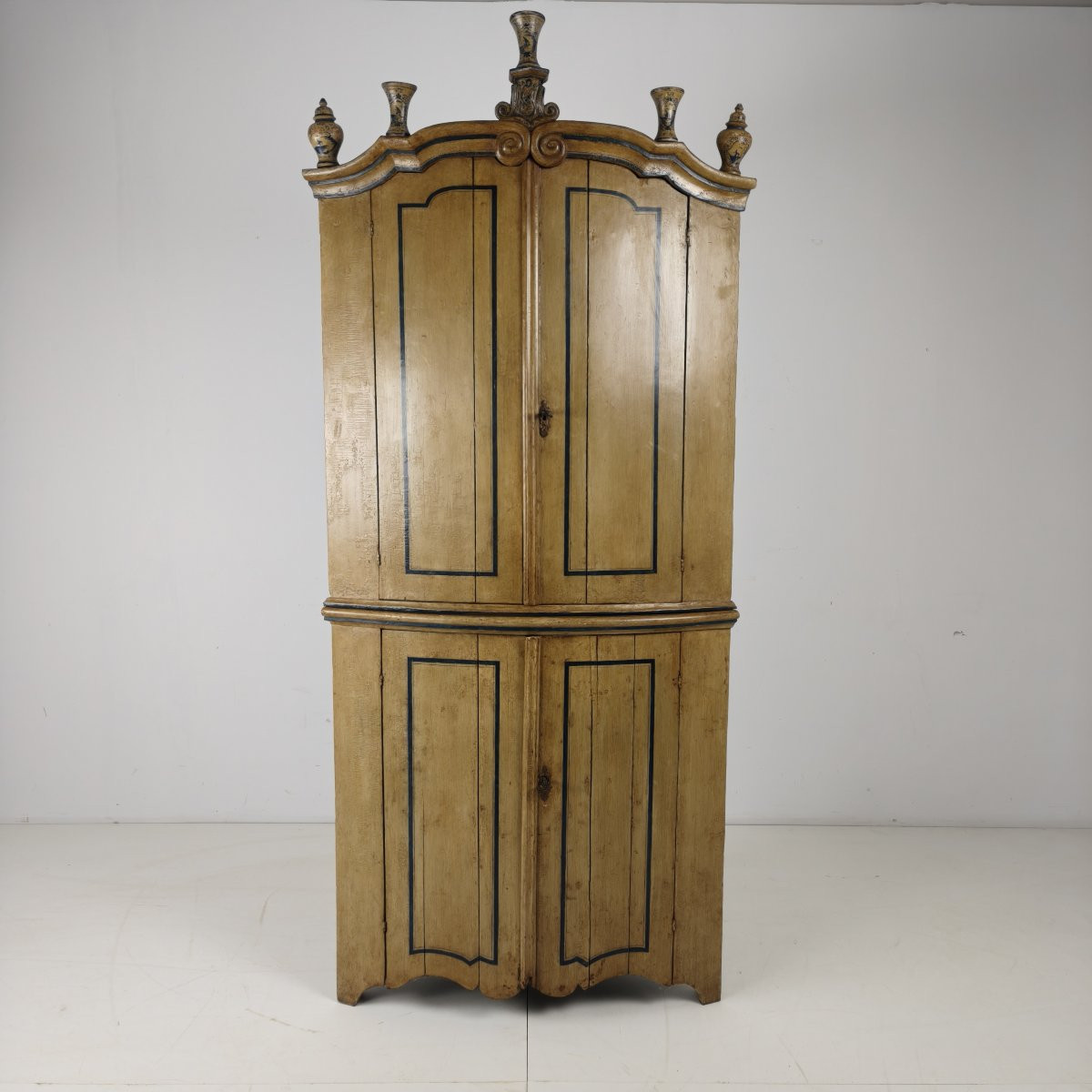 18th-century Dutch Witwerk Cabinet With Original Key And Imitation Delft Decoration-photo-2