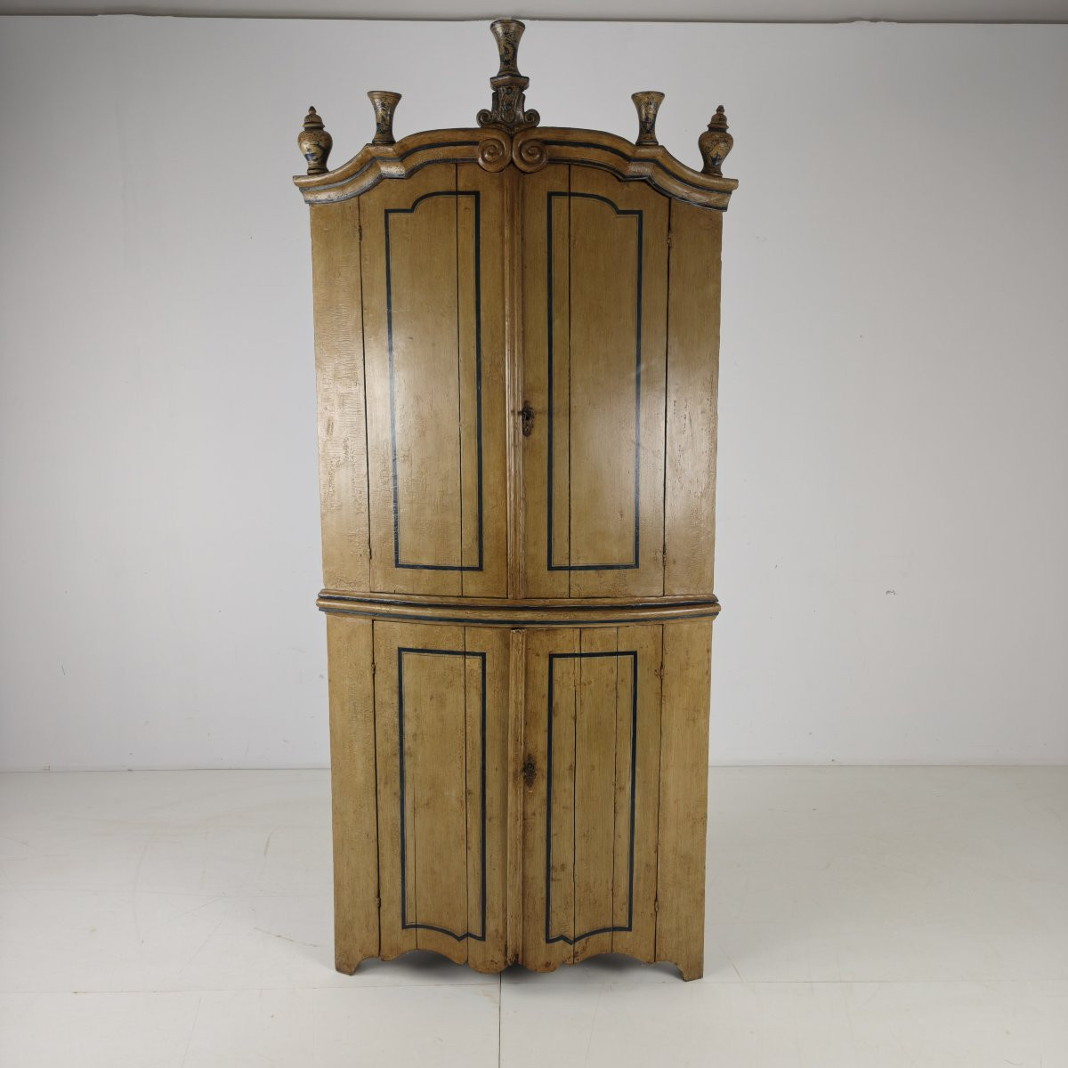 18th-century Dutch Witwerk Cabinet With Original Key And Imitation Delft Decoration-photo-1