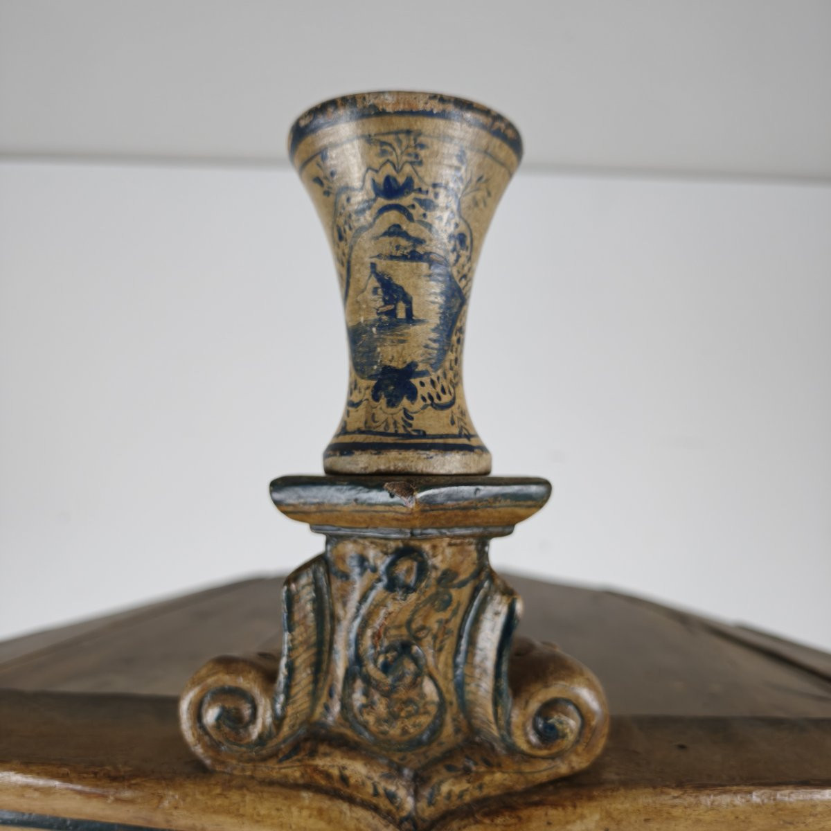 18th-century Dutch Witwerk Cabinet With Original Key And Imitation Delft Decoration-photo-2