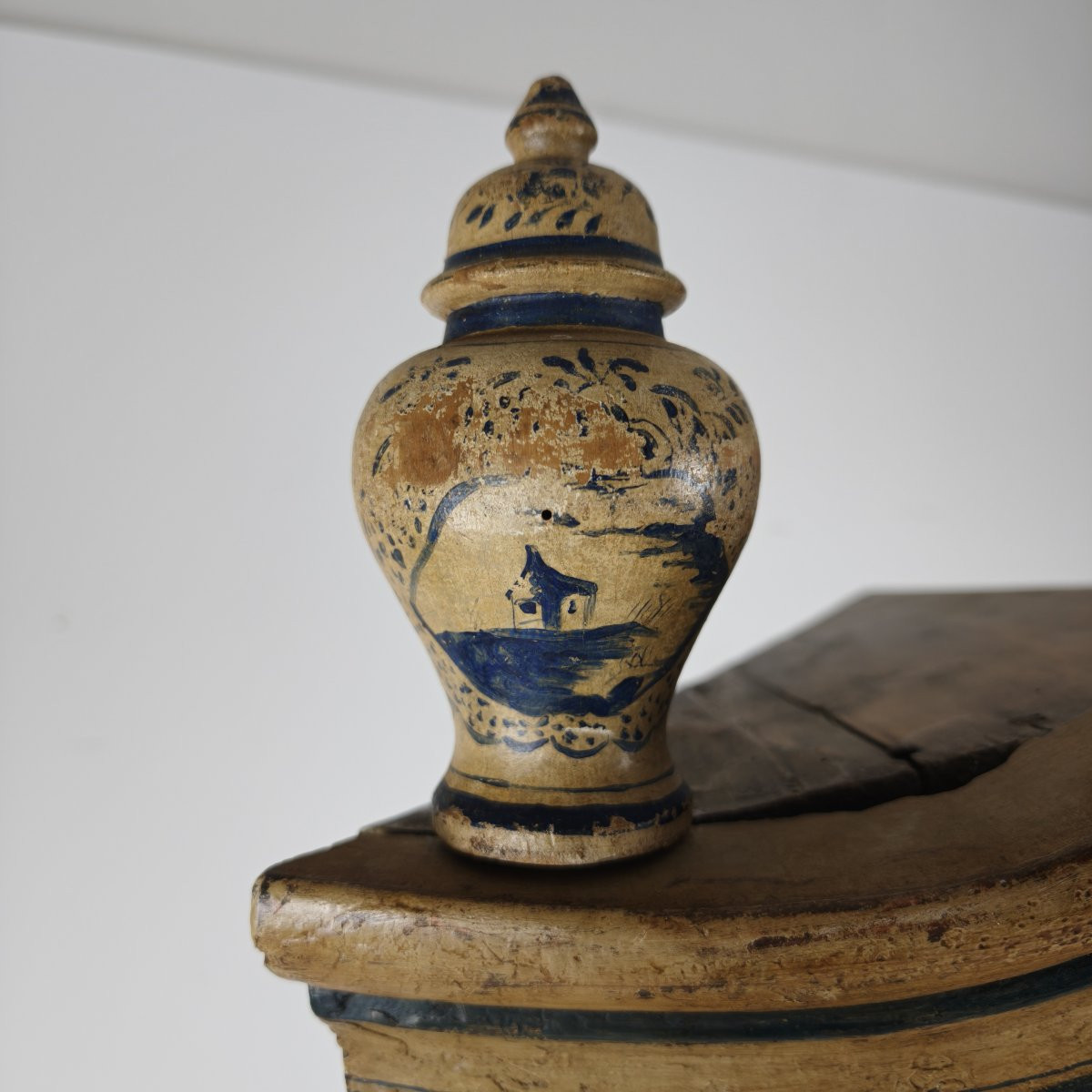 18th-century Dutch Witwerk Cabinet With Original Key And Imitation Delft Decoration-photo-3