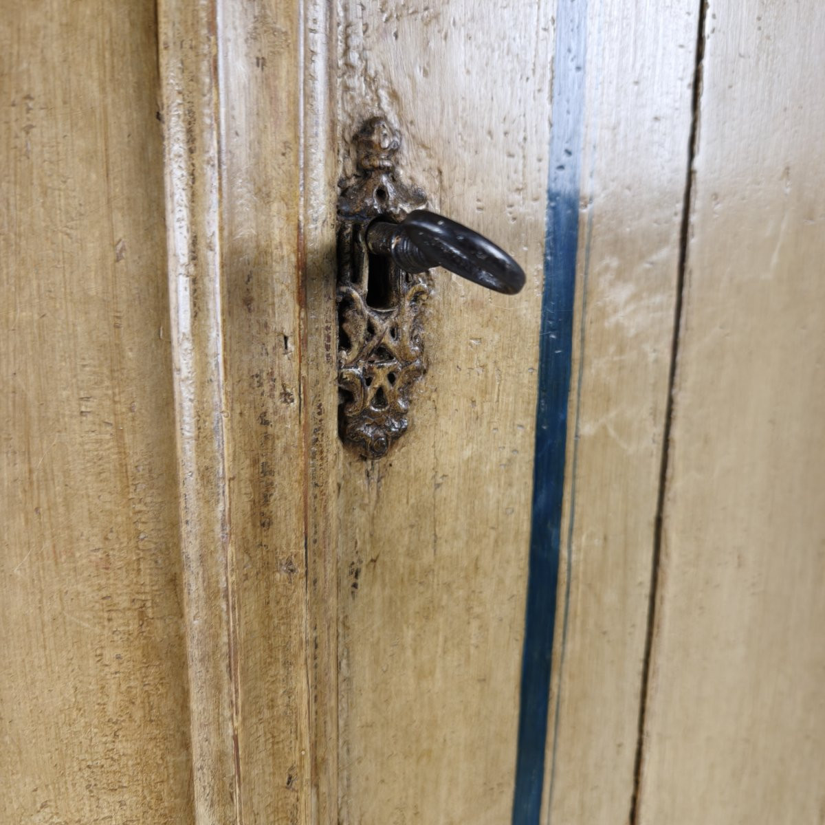 18th-century Dutch Witwerk Cabinet With Original Key And Imitation Delft Decoration-photo-4