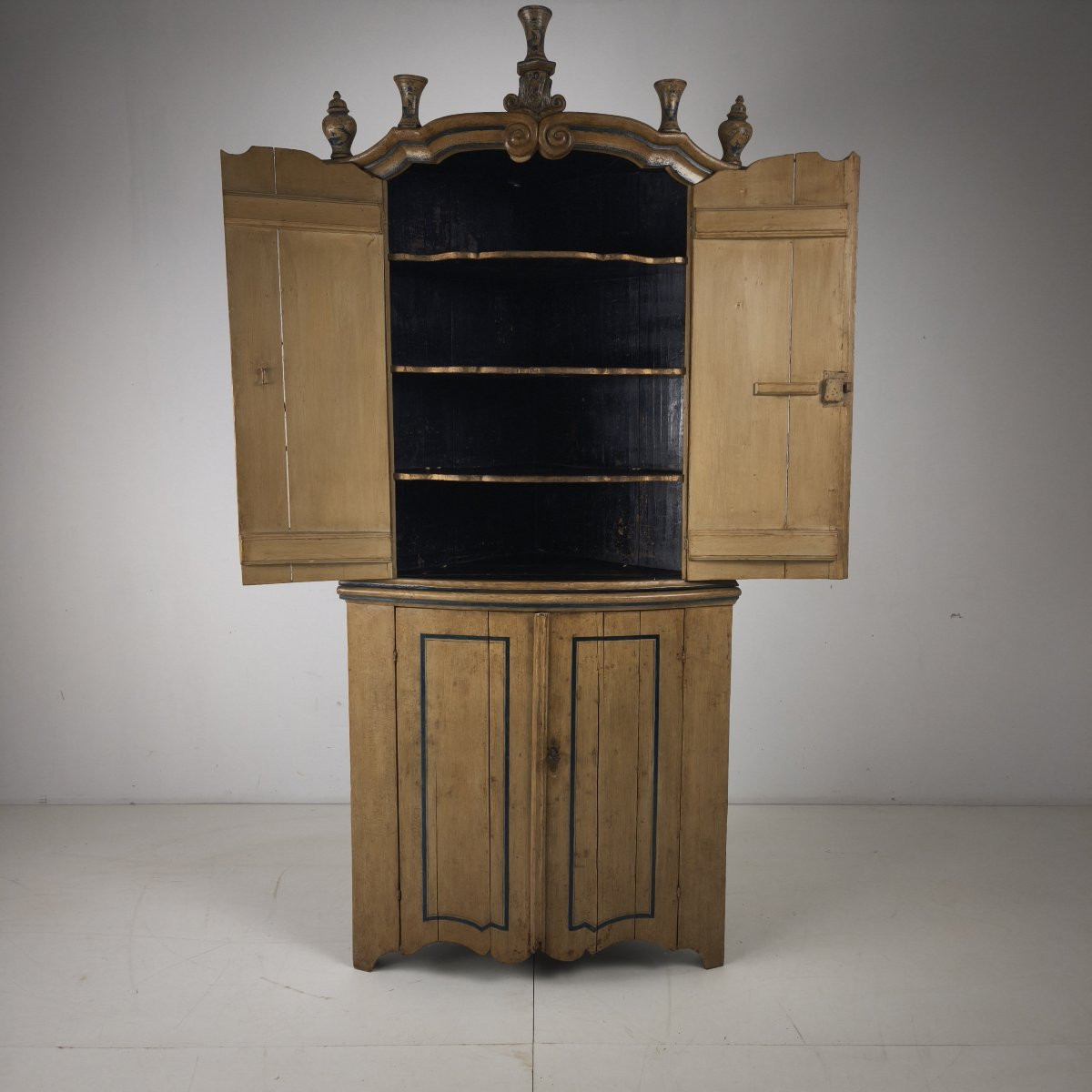 18th-century Dutch Witwerk Cabinet With Original Key And Imitation Delft Decoration-photo-5