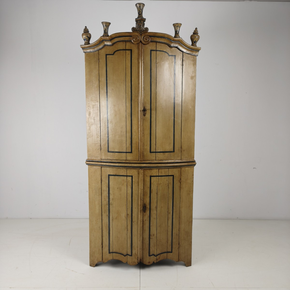 18th-century Dutch Witwerk Cabinet With Original Key And Imitation Delft Decoration