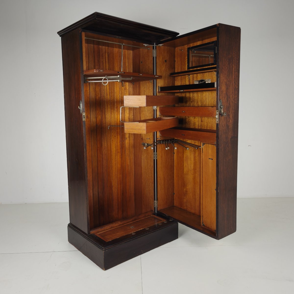 Armoire de gentleman Compactom c.1920 – Modèle ZA G227
