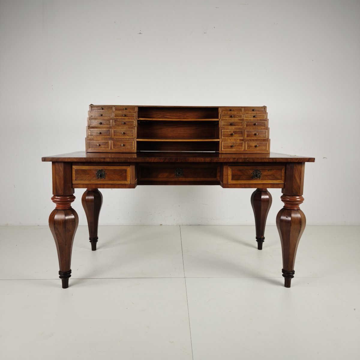 Bureau à écrire en marqueterie allemande du XIXe siècle