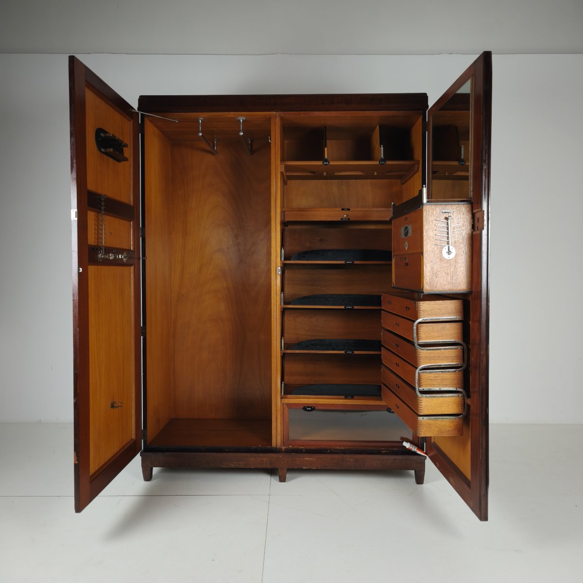 Armoire pour homme Compactom Ltd, modèle JCH, avec tiroirs secrets – Angleterre, vers 1920