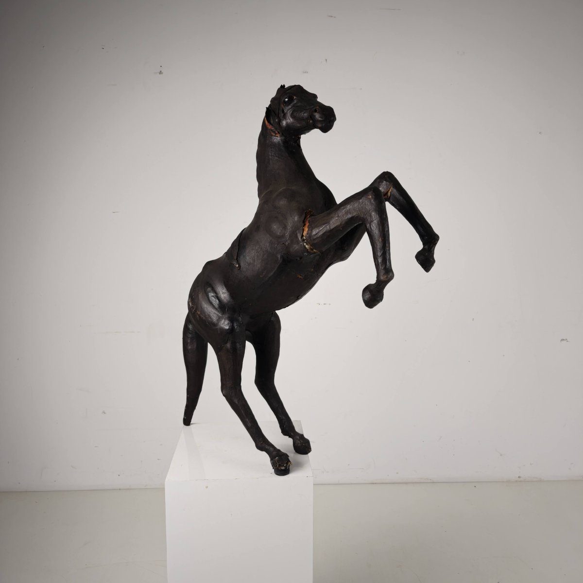 Sculpture de cheval en cuir antique du début du XXe siècle avec yeux en verre-photo-2