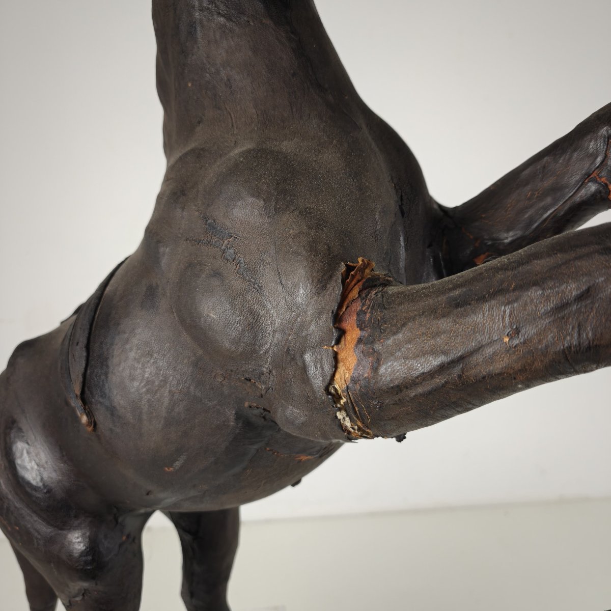 Sculpture de cheval en cuir antique du début du XXe siècle avec yeux en verre-photo-3