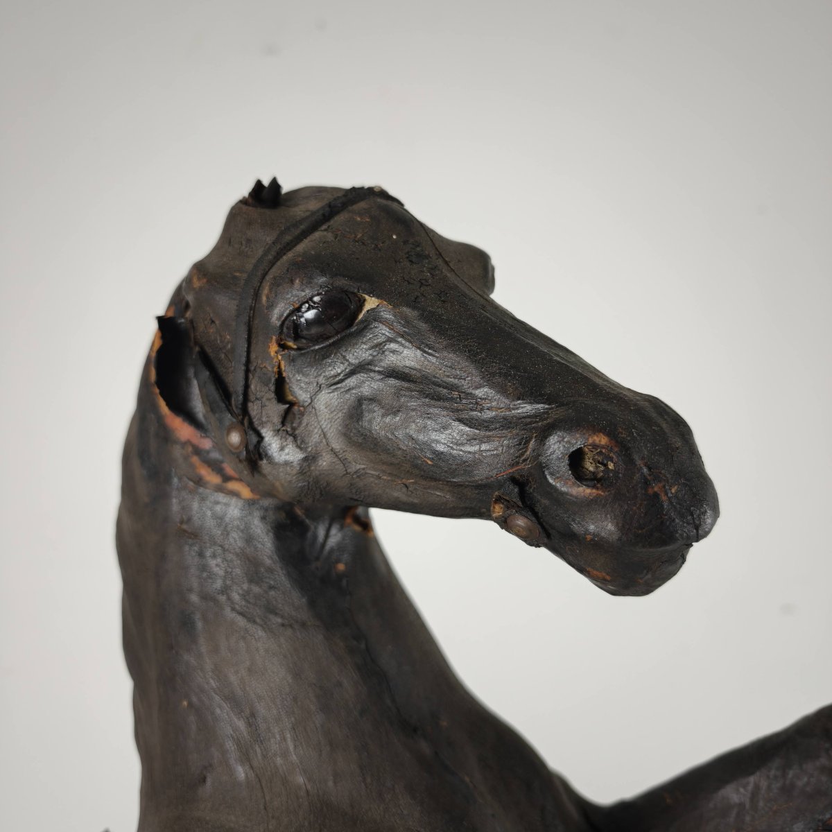 Sculpture de cheval en cuir antique du début du XXe siècle avec yeux en verre-photo-4