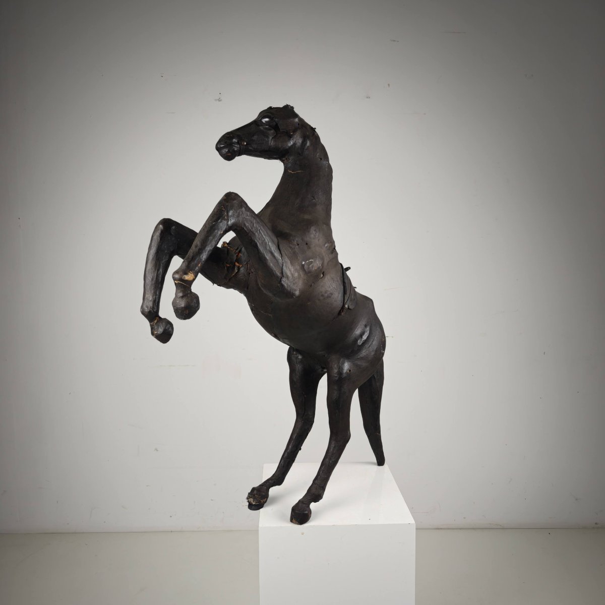 Sculpture de cheval en cuir antique du début du XXe siècle avec yeux en verre-photo-1