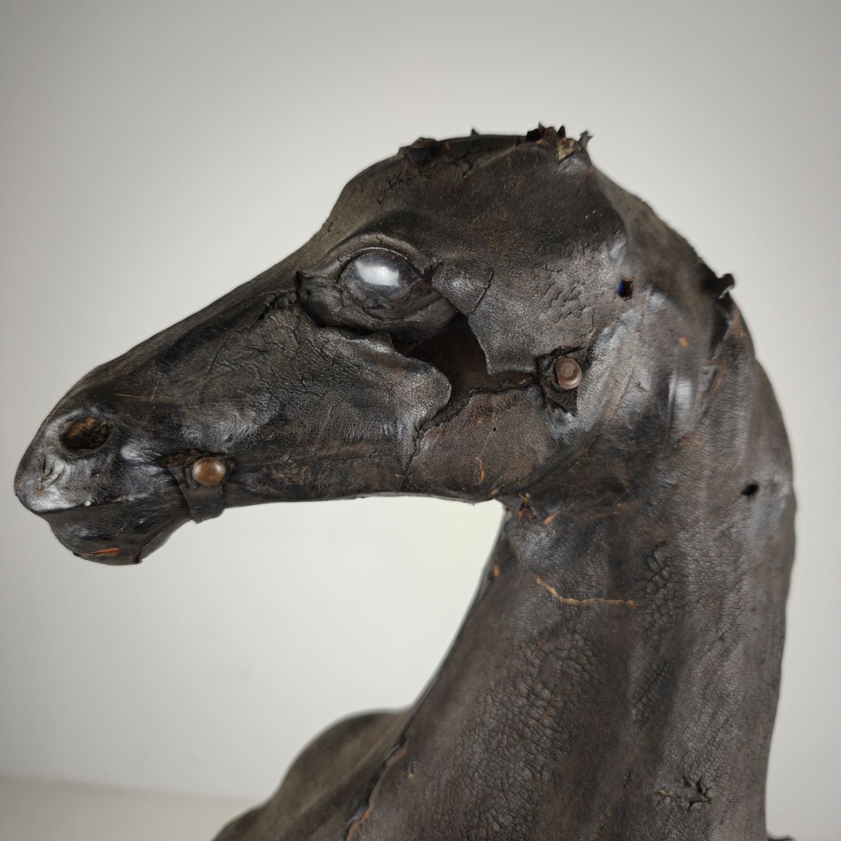 Sculpture de cheval en cuir antique du début du XXe siècle avec yeux en verre-photo-2