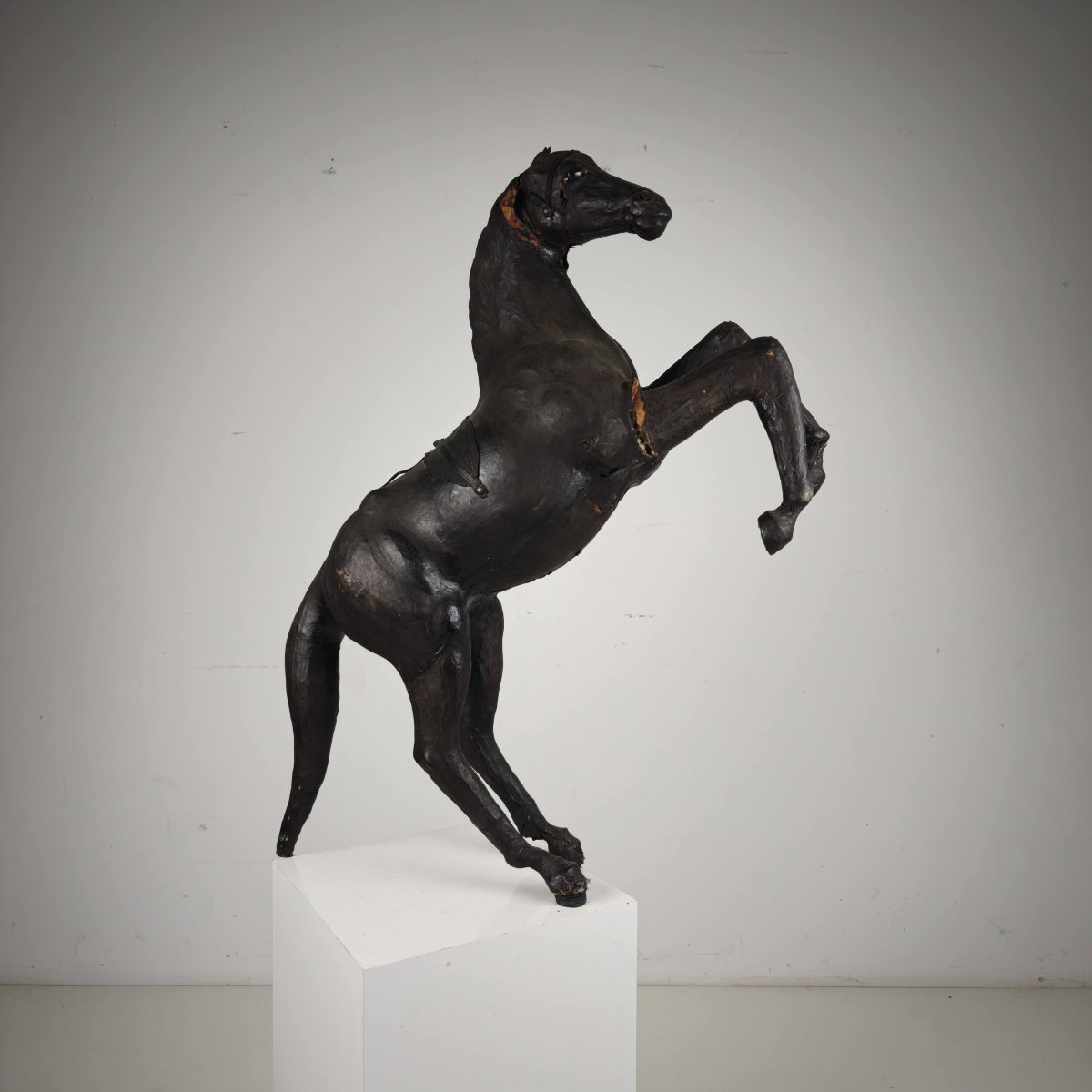 Sculpture de cheval en cuir antique du début du XXe siècle avec yeux en verre-photo-3