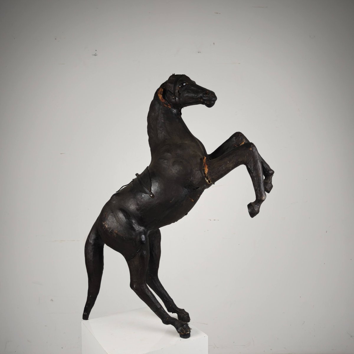 Sculpture de cheval en cuir antique du début du XXe siècle avec yeux en verre-photo-4
