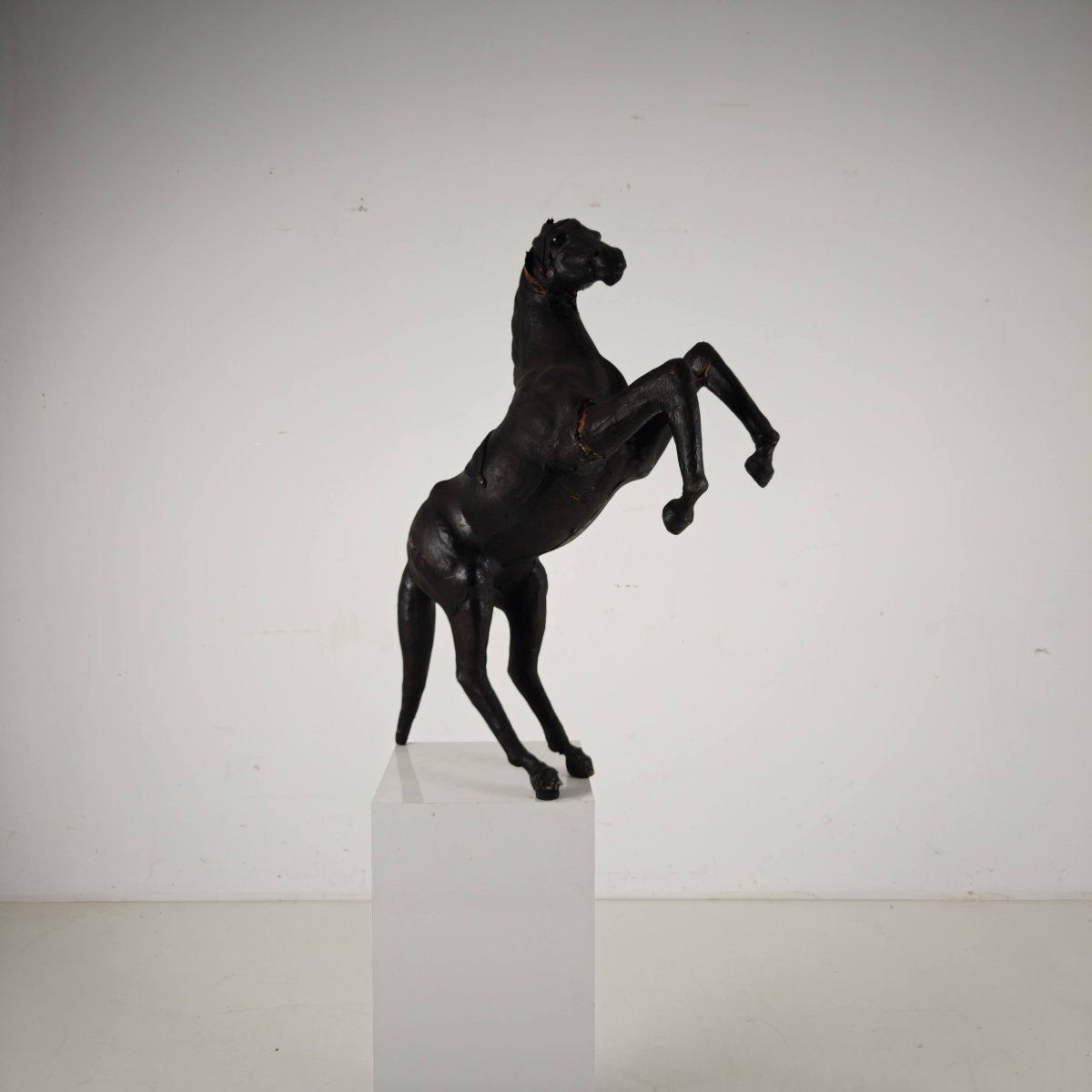 Sculpture de cheval en cuir antique du début du XXe siècle avec yeux en verre