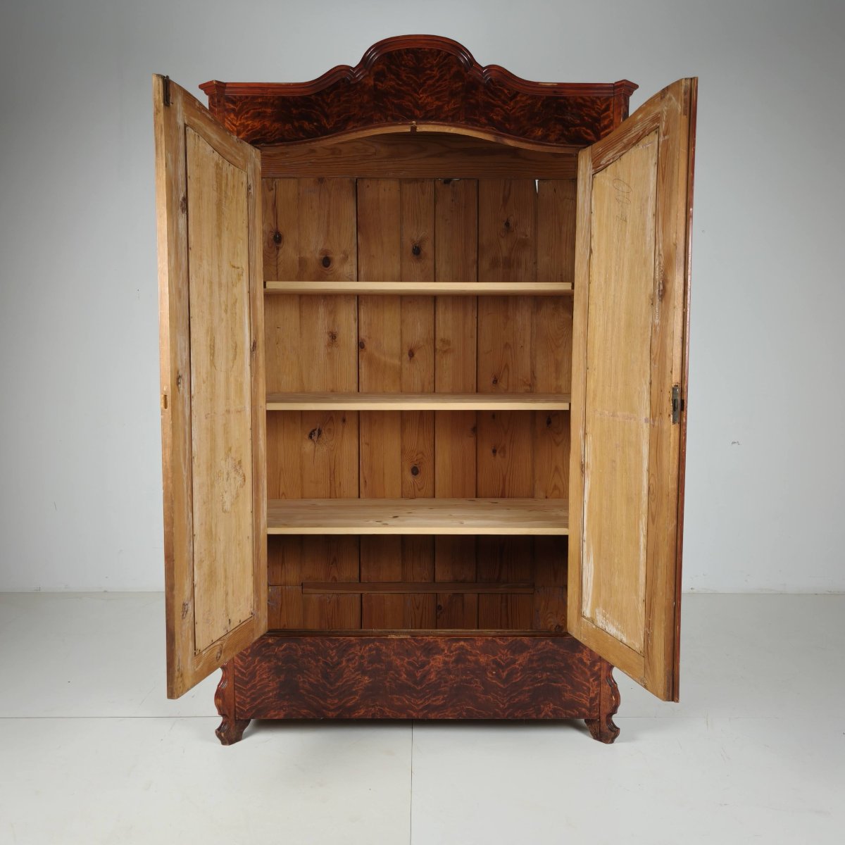 Armoire à linge / Garde-robe en pin du XIXe siècle avec placage flammé-photo-2