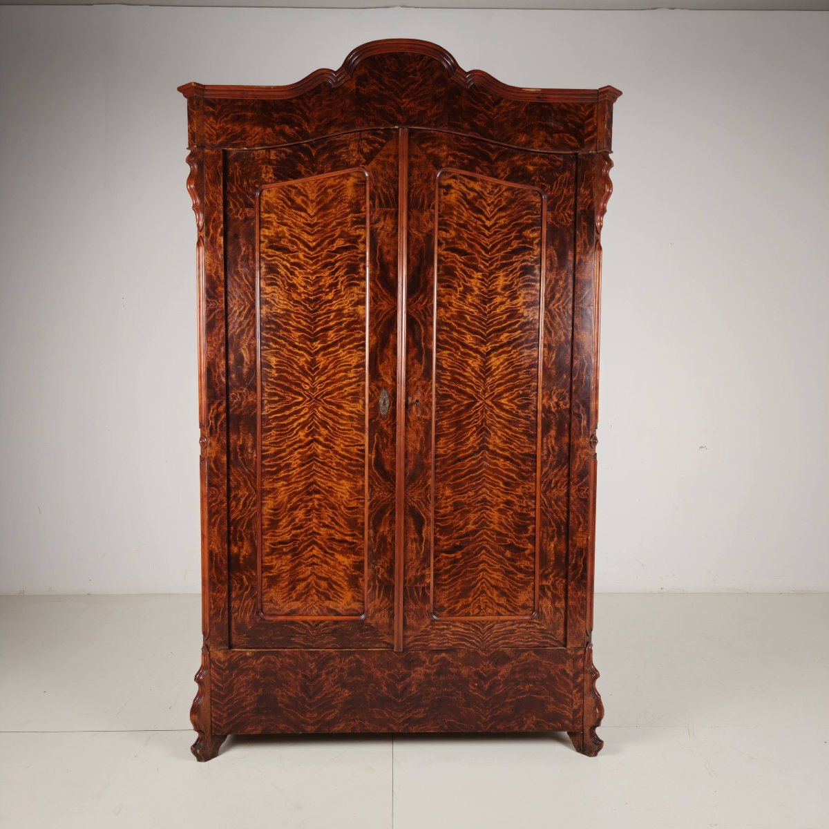 Armoire à linge / Garde-robe en pin du XIXe siècle avec placage flammé-photo-4