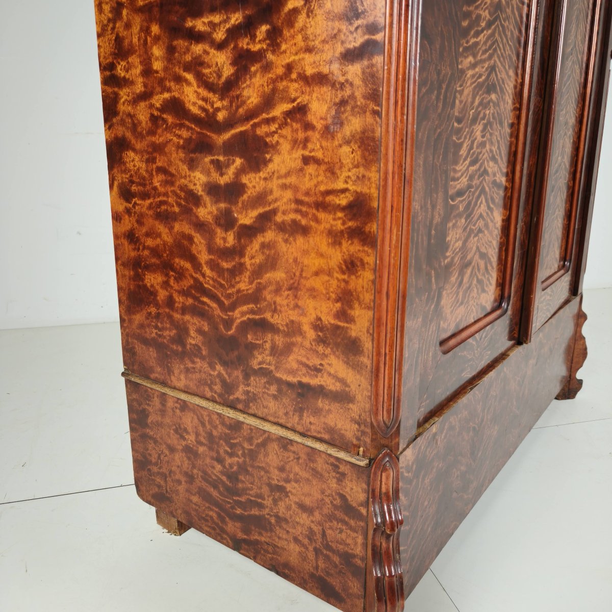 19th-century Pine Linen Closet / Wardrobe With Flamed Veneer-photo-3