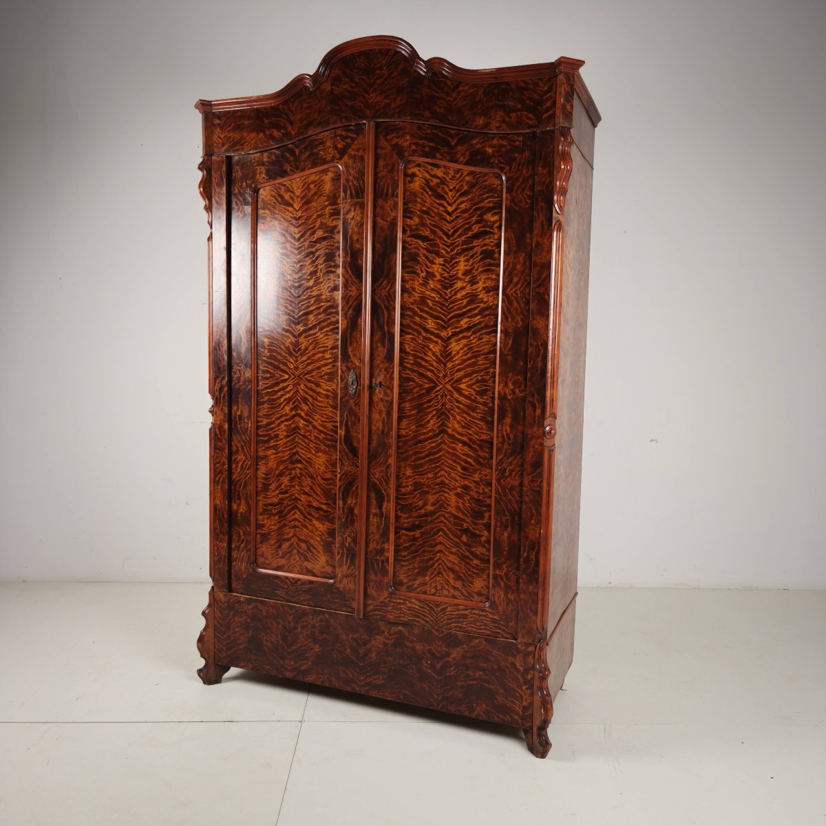 19th-century Pine Linen Closet / Wardrobe With Flamed Veneer-photo-5