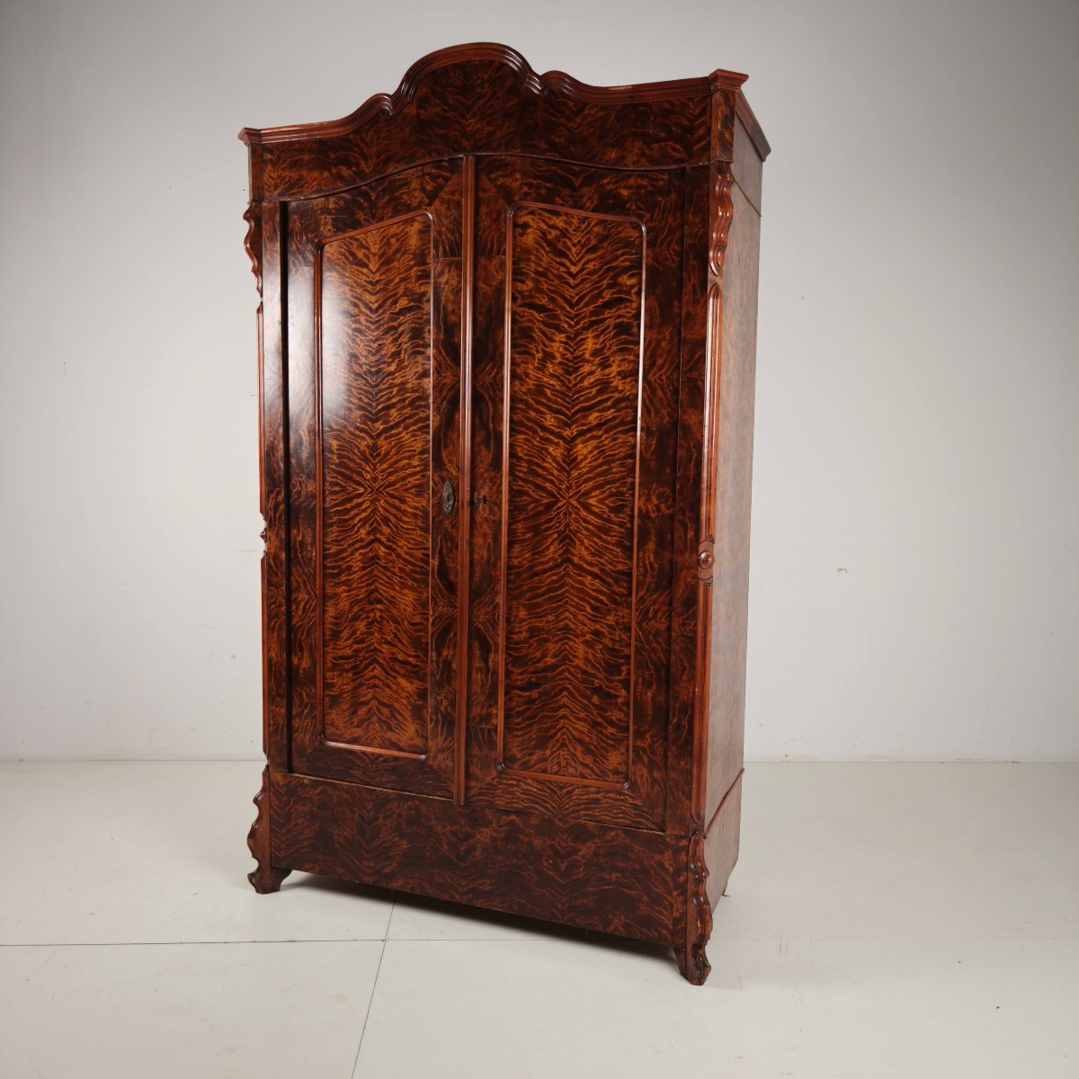 19th-century Pine Linen Closet / Wardrobe With Flamed Veneer-photo-6