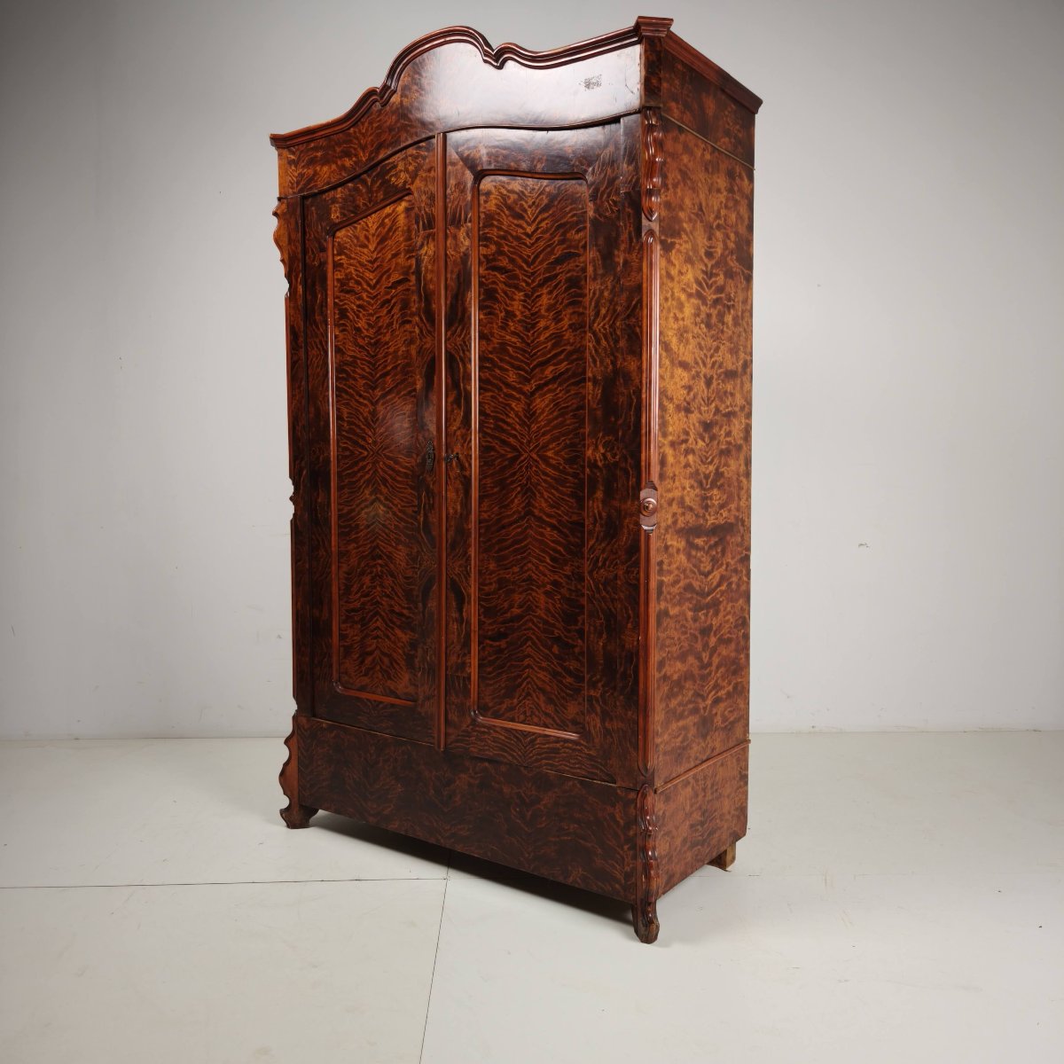 19th-century Pine Linen Closet / Wardrobe With Flamed Veneer-photo-7