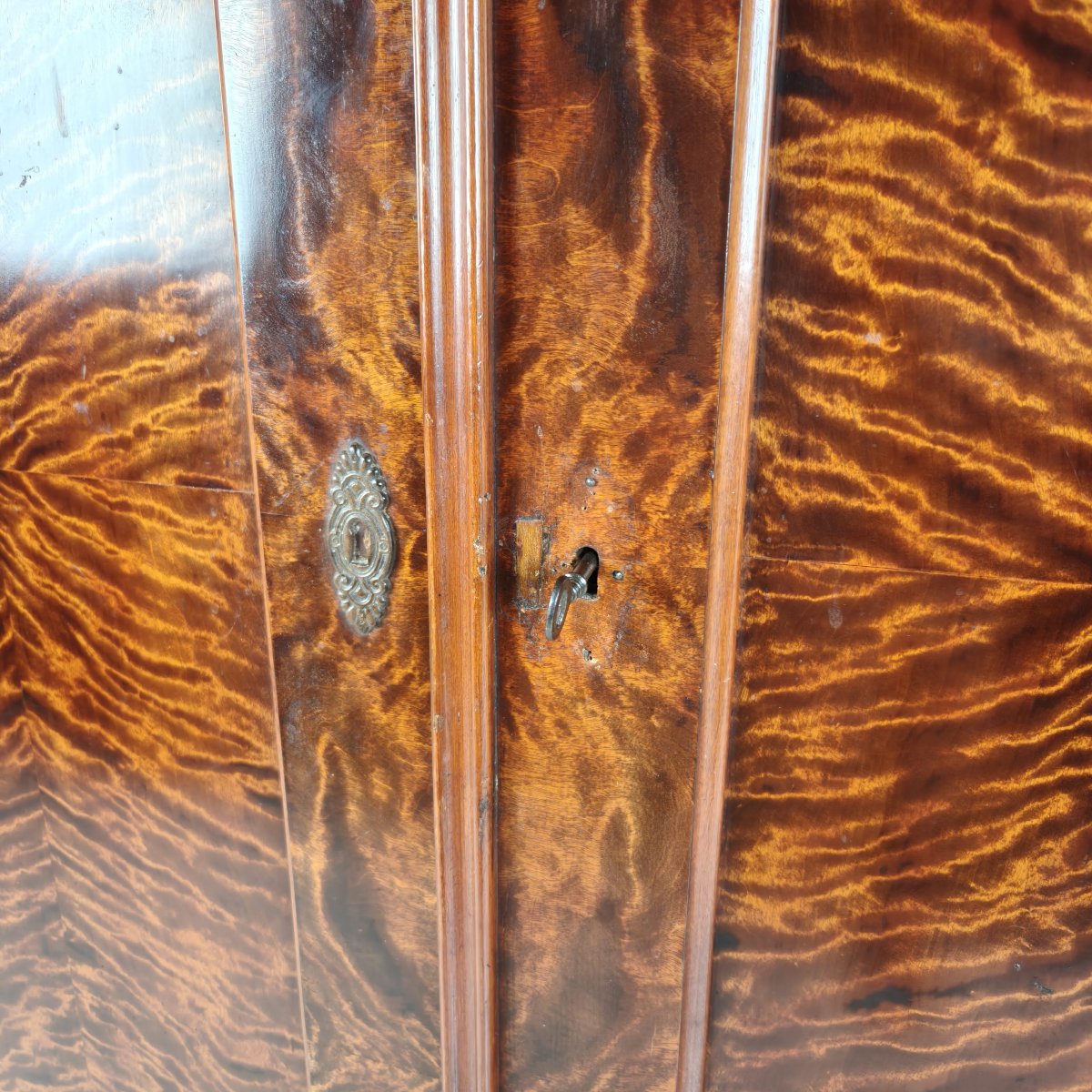 Armoire à linge / Garde-robe en pin du XIXe siècle avec placage flammé-photo-1