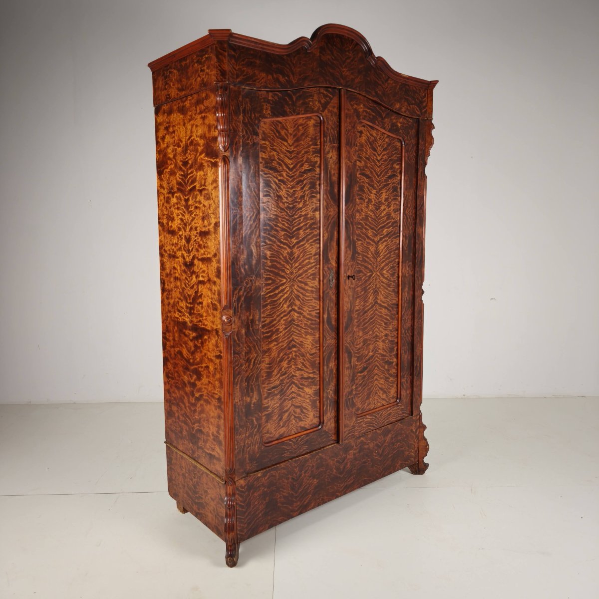 Armoire à linge / Garde-robe en pin du XIXe siècle avec placage flammé